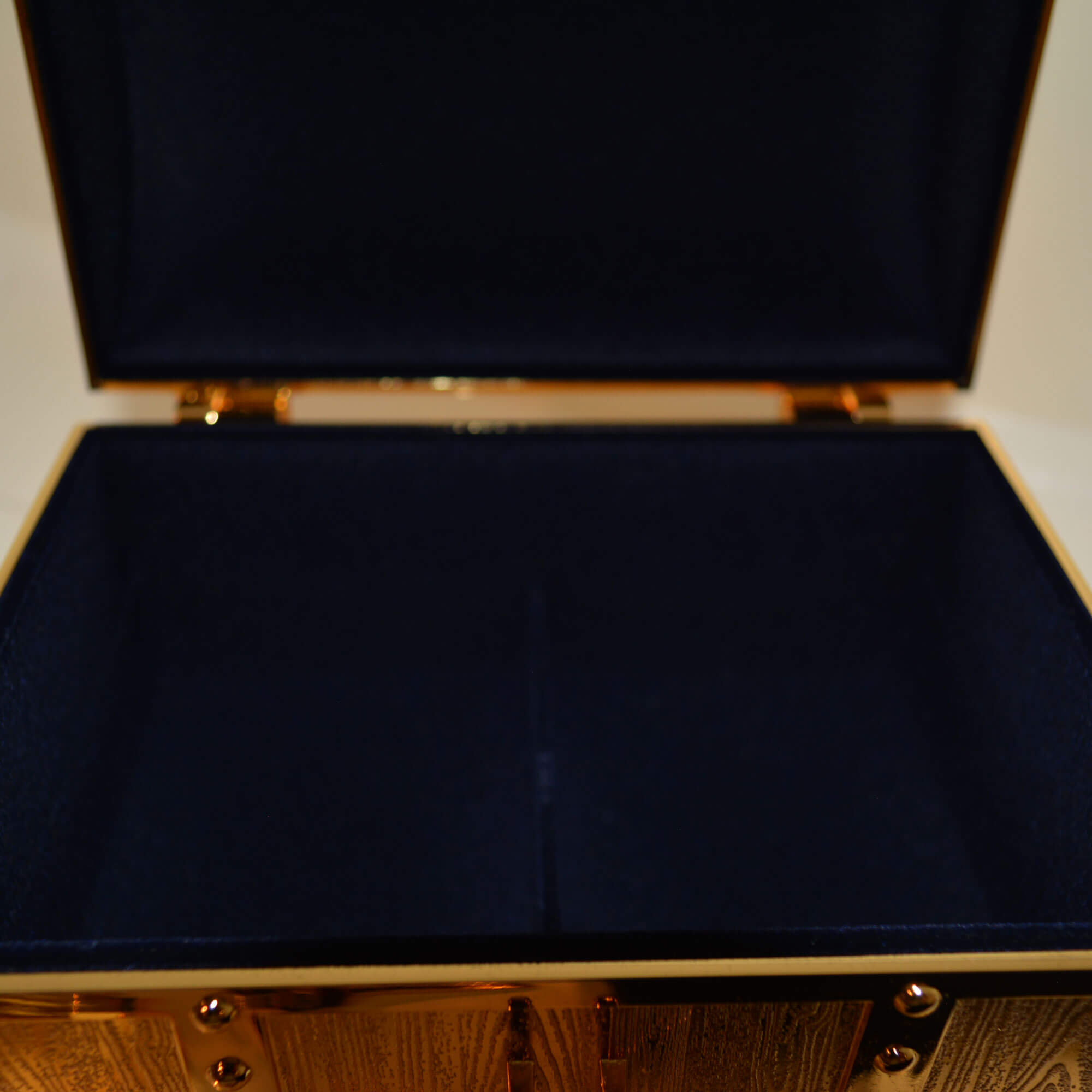 MetalTreasureBox_gold_10_frontopen