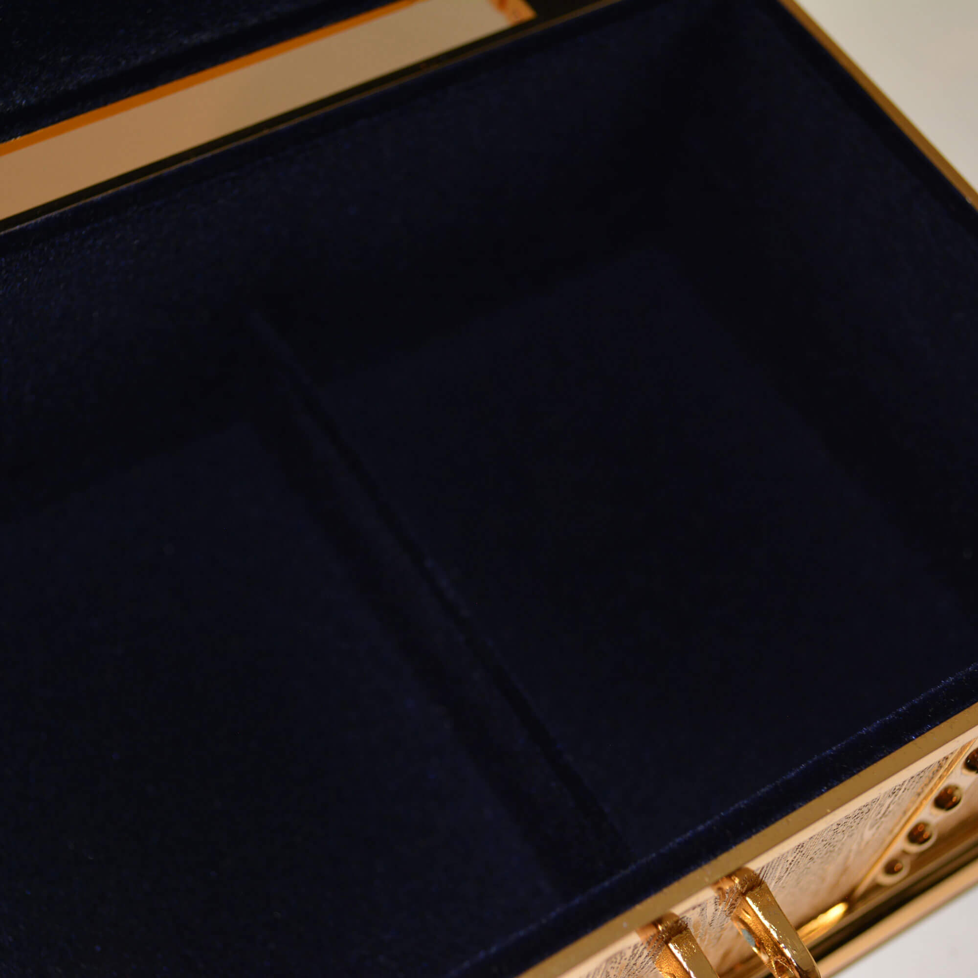 MetalTreasureBox_gold_11_frontopen