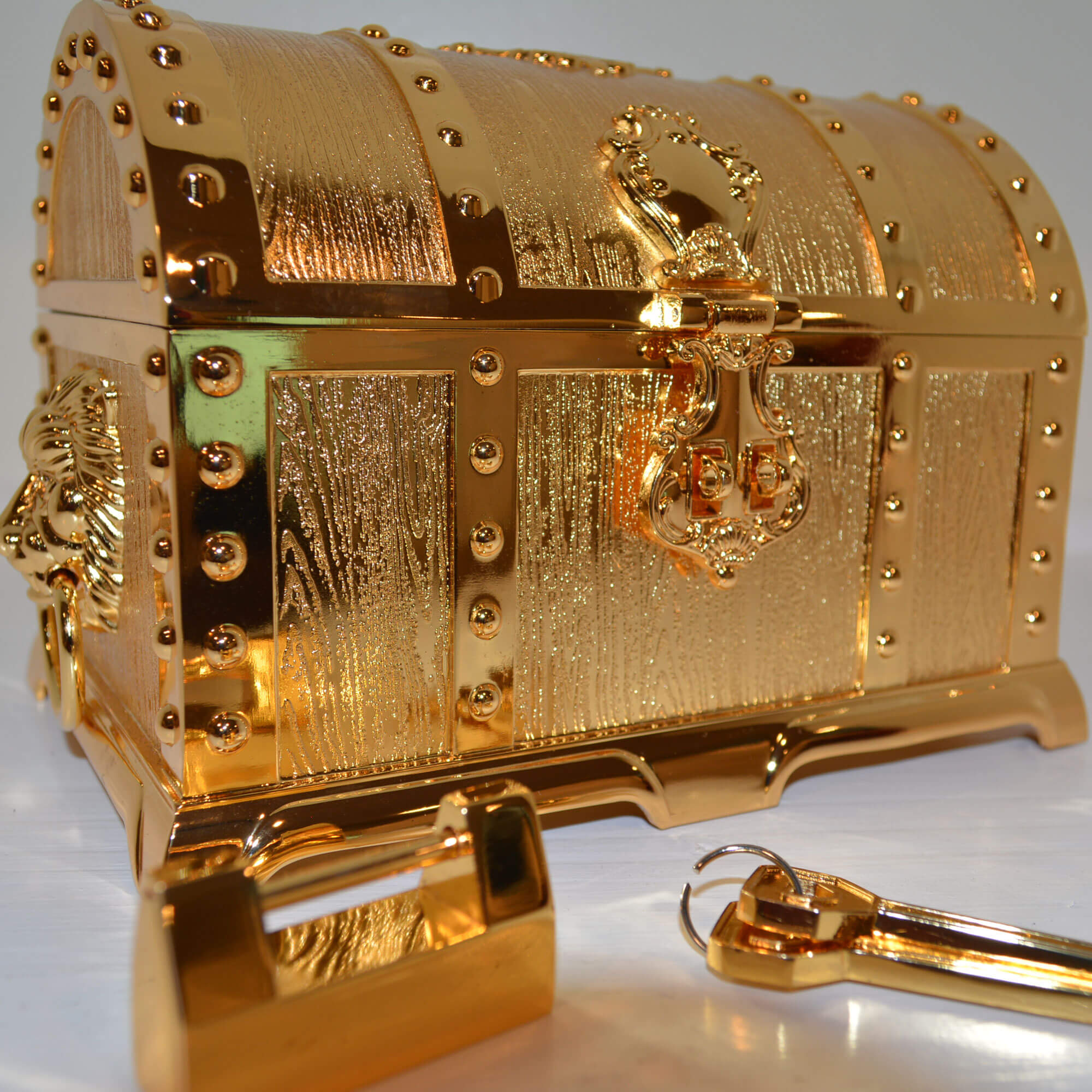 MetalTreasureBox_gold_7_frontnolock