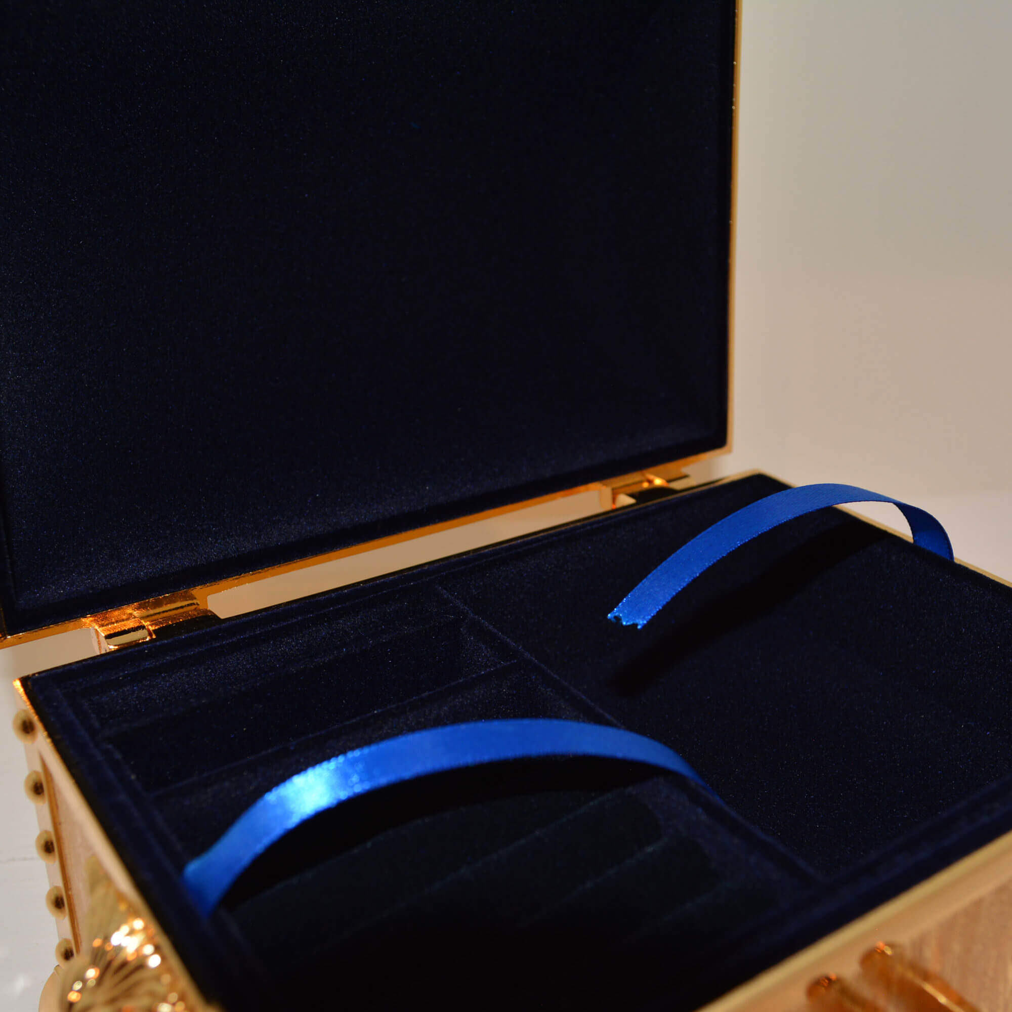 MetalTreasureBox_gold_8_frontopen