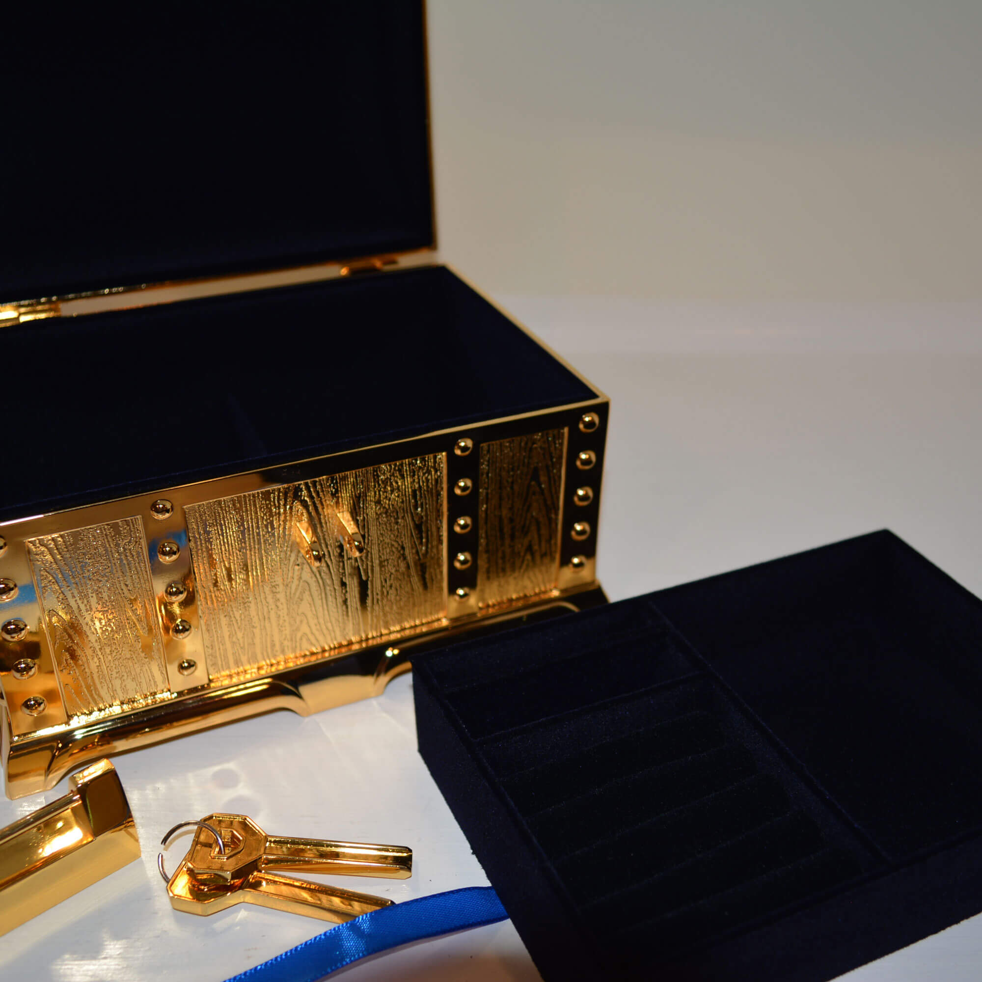 MetalTreasureBox_gold_9_frontopen